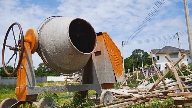 水泥搅拌机在国内建筑施工现场。视频素材