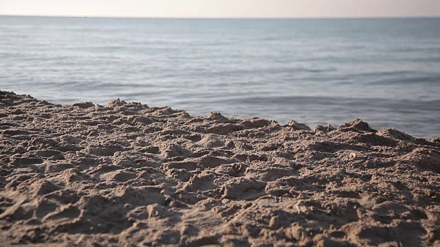 一个人沿着海岸走视频素材