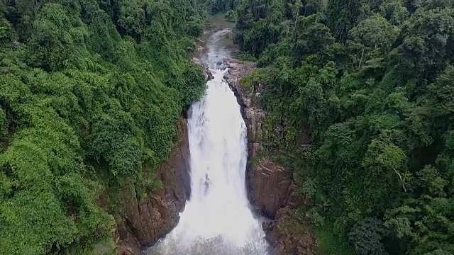 鸟瞰纳洛克瀑布在国家公园，Khao Yai，泰国视频素材