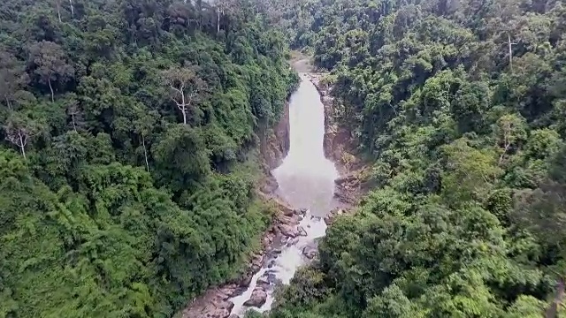 鸟瞰纳洛克瀑布在国家公园，Khao Yai，泰国视频素材