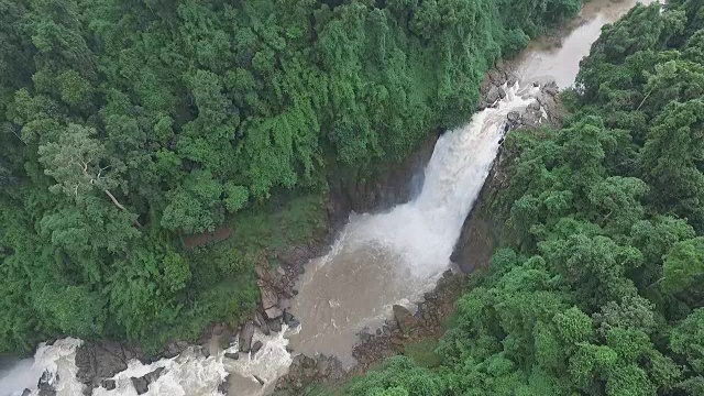 鸟瞰纳洛克瀑布在国家公园，Khao Yai，泰国视频素材