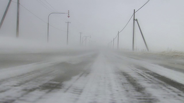 暴风雪中的道路，北海道，日本视频素材