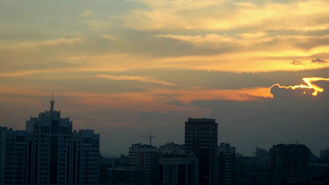 日落的时间流逝在美丽的天空和太阳的背景城市视频素材