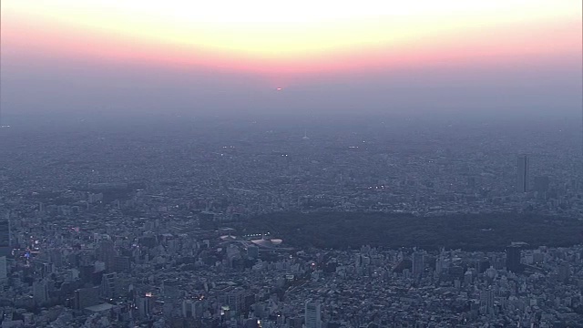 从空中俯瞰东京的夜景视频素材