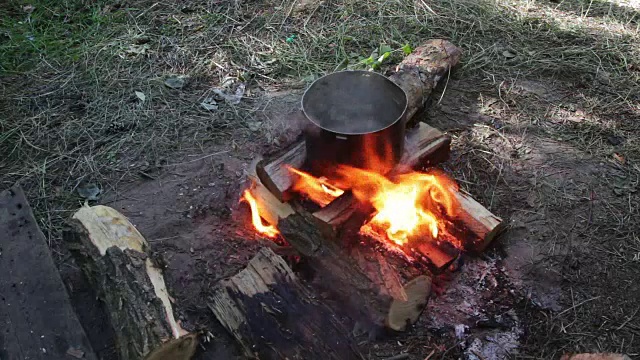 在旅游火锅营火上烹饪食物视频素材