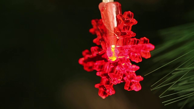 闪烁的光花环以雪花的形式出现视频素材