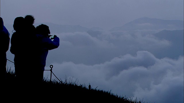 从嘎山寺欣赏云海的人们视频素材