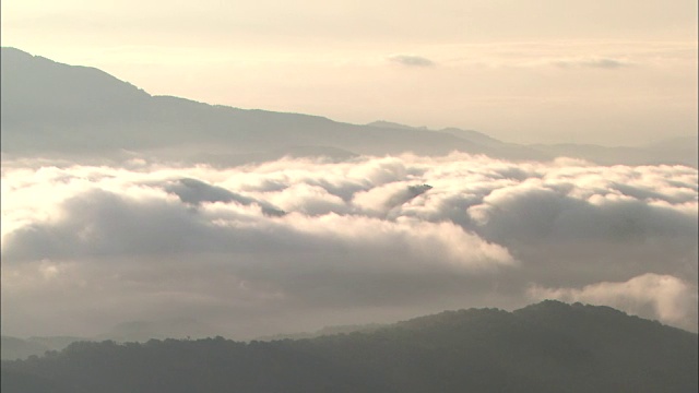 加山黎明时分的云海延时拍摄视频素材