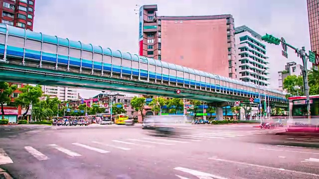 时间流逝-交通在道路交叉路口在台北，台湾视频素材