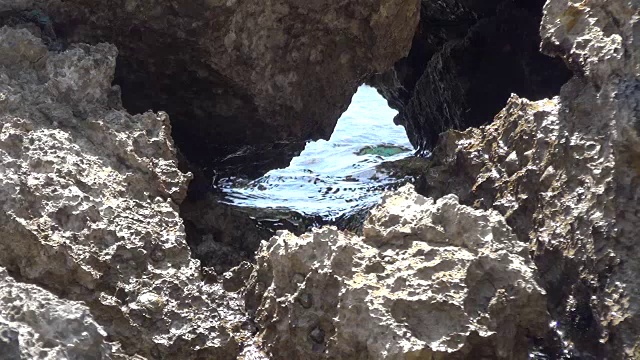 水通过岩石视频下载