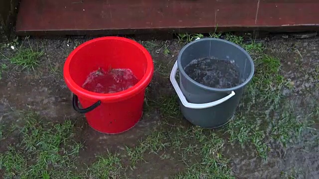 雨水流进桶里视频素材