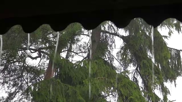 夏天暴风雨时，水从屋顶流出来视频素材