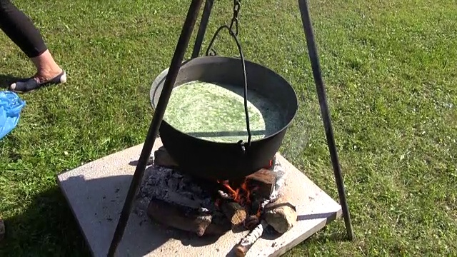在户外煮汤视频素材