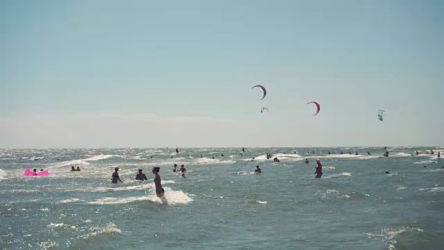 人们在海边的海滩上视频素材