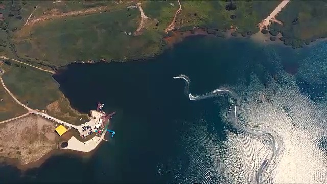 鸟瞰图的湖与摩托车小径视频下载