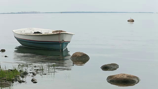 划艇在海浪上摇摆视频素材