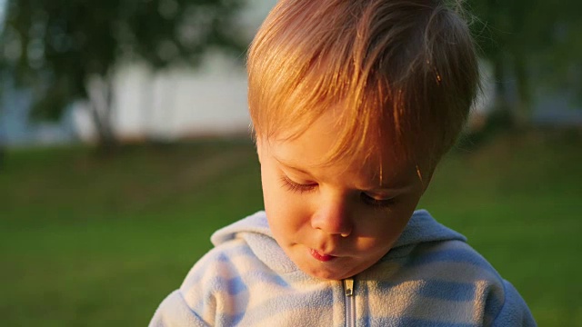 孩子吃了冰淇淋视频素材