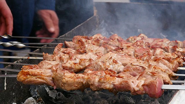 烤肉串，在炭上烤的肉。慢动作视频素材