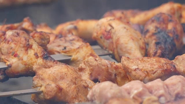 烤肉串，在炭上烤的肉。慢动作视频素材