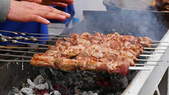 烤肉串，在炭上烤的肉。慢动作视频素材