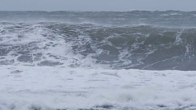 风暴El NiÃ±o期间，海岸出现大量海浪视频素材