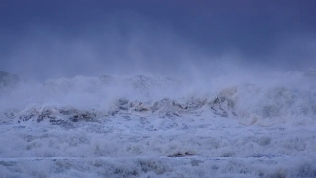 风暴El NiÃ±o期间，海岸出现大量海浪视频素材