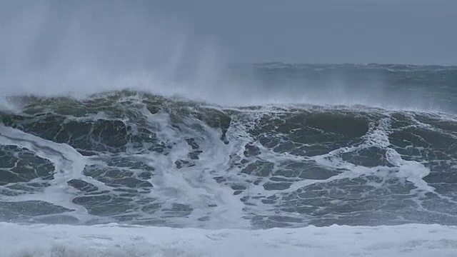 狂野的天气，巨大的海洋海浪来自气候变化的影响视频素材