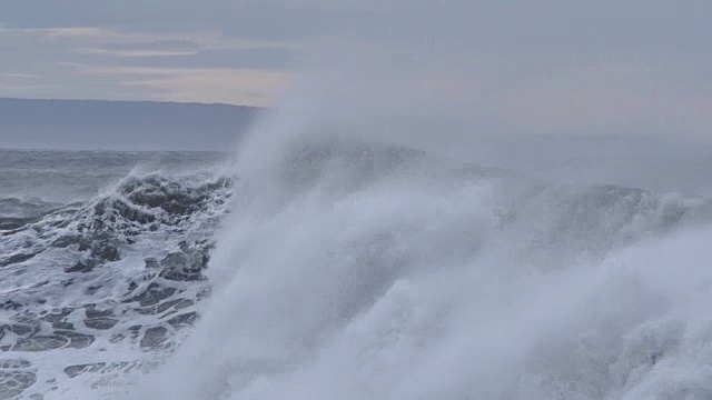 暴风雨期间，巨大的海浪冲击着海岸的岩石视频素材