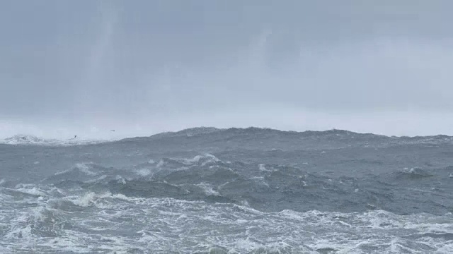 在暴风雨天气下，波涛汹涌的大海会掀起巨浪视频素材