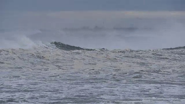 在恶劣的暴风雨天气中，海上的风暴会产生巨大的海浪视频素材