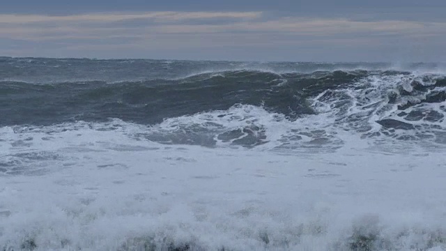 在暴风雨天气下，波涛汹涌的大海会掀起巨浪视频素材