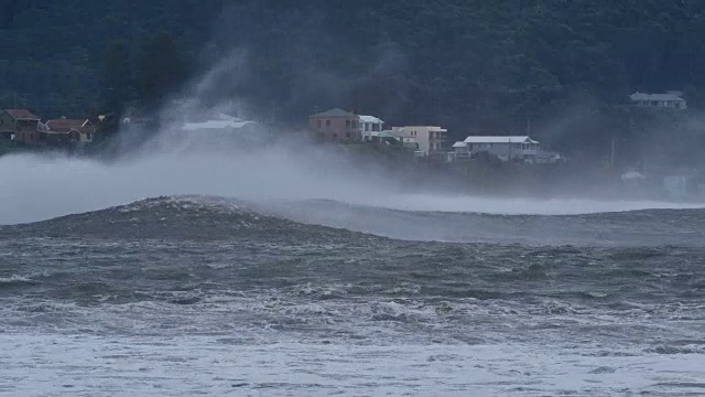 海浪形成了巨大的波浪，沿着海岸城镇制动视频素材