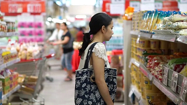 亚洲女孩，女人在批发超市买食物视频素材