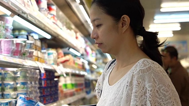 亚洲女孩，女人在批发超市买食物视频素材