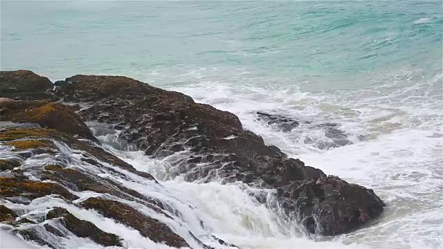 海浪拍打着岩石视频下载