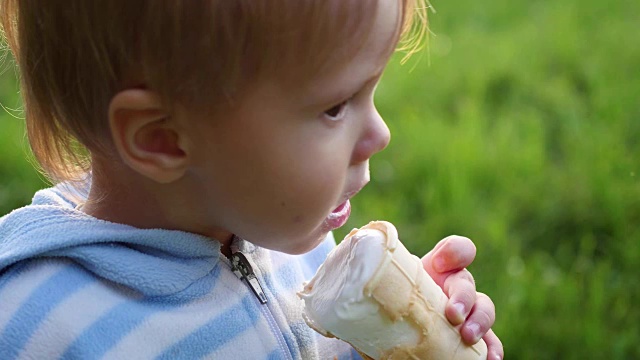 孩子舔着冰淇淋视频素材