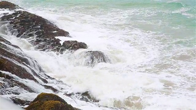 海浪拍打着岩石视频下载