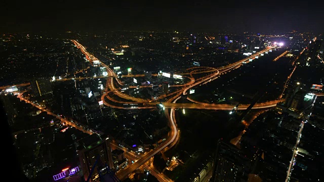 城市景观，道路和城市汽车灯光下的高速公路，时光流逝视频素材