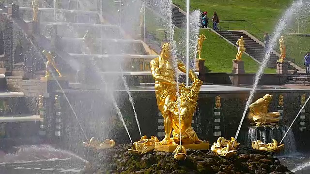 Peterhof.Fountains.Statues.Slow运动。圣彼得堡视频素材