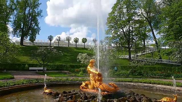 Peterhof.Fountains.Statues.Slow运动。圣彼得堡视频素材