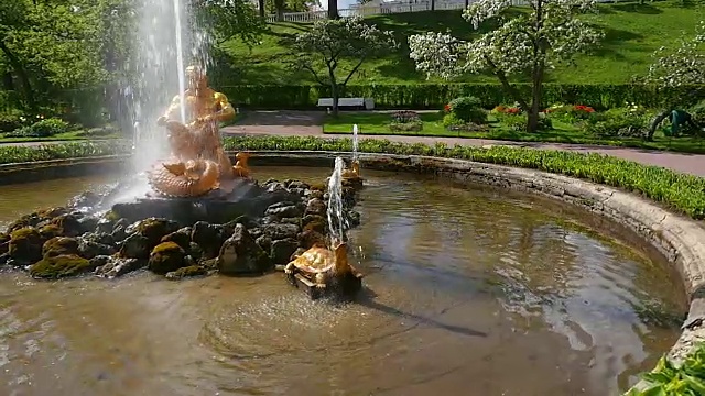 Peterhof.Fountains.Statues.Slow运动。圣彼得堡视频素材