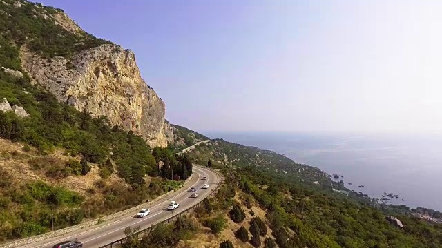 一辆汽车沿着海边的山路行驶视频下载