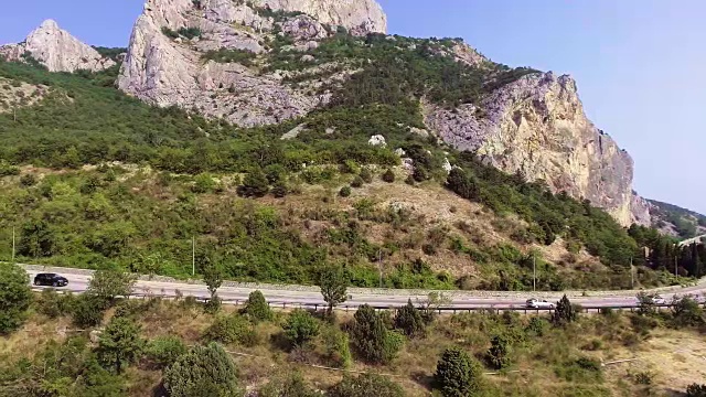 一辆汽车沿着海边的山路行驶视频下载