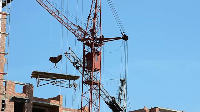 建筑起重机在房屋上。视频素材