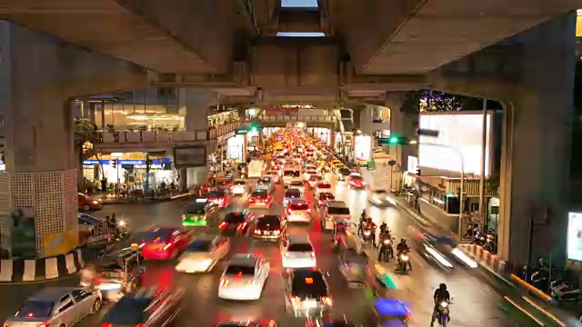 曼谷夜间交通状况视频素材