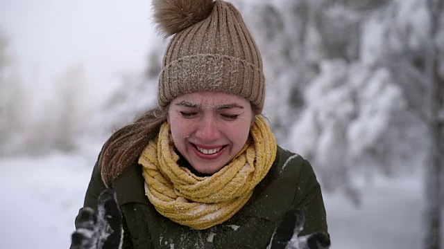 女人在吹雪视频素材