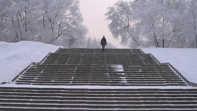 一个女人跑下楼梯视频素材