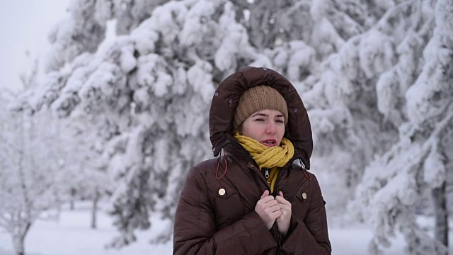 女人变暖自己视频素材