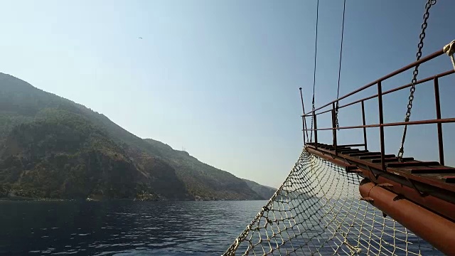 游艇在风平浪静的日子首航视频素材