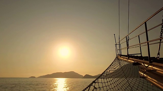 游艇在风平浪静的日子首航视频素材